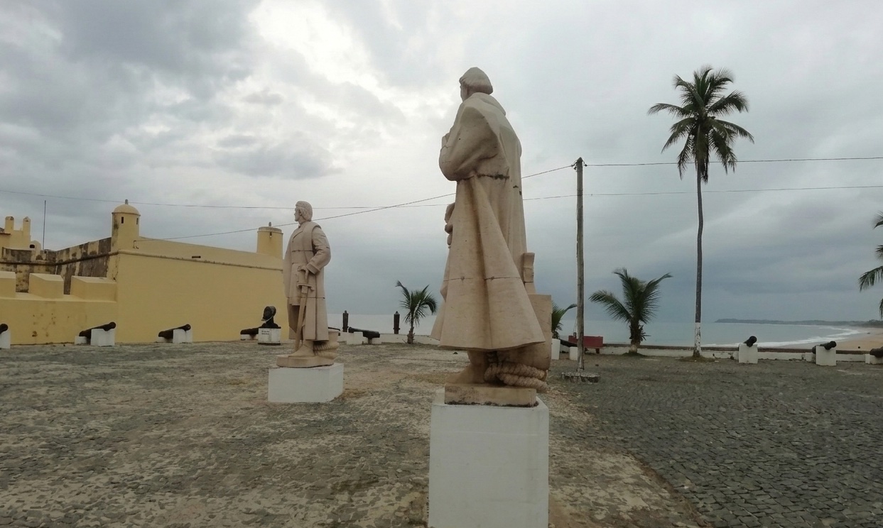 Estátuas de navegadores portugueses e do Rei Amador, Forte de São Sebastião, São Tomé, foto de 2026, coleção privada